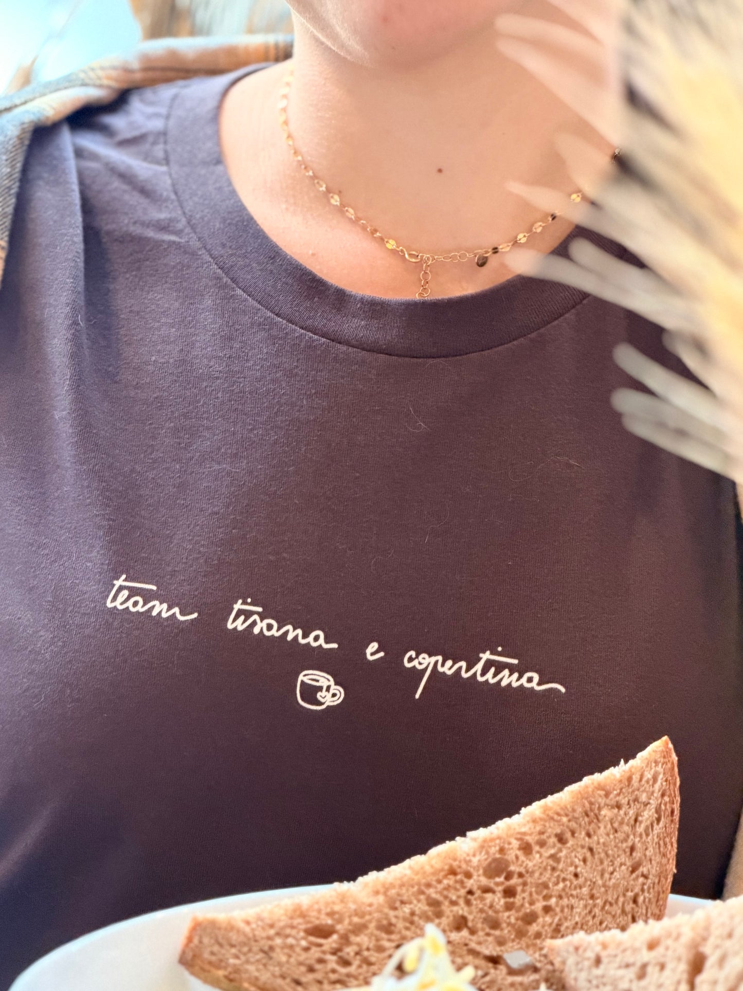 T-shirt "Team tisana e copertina" - Dark Chocolate